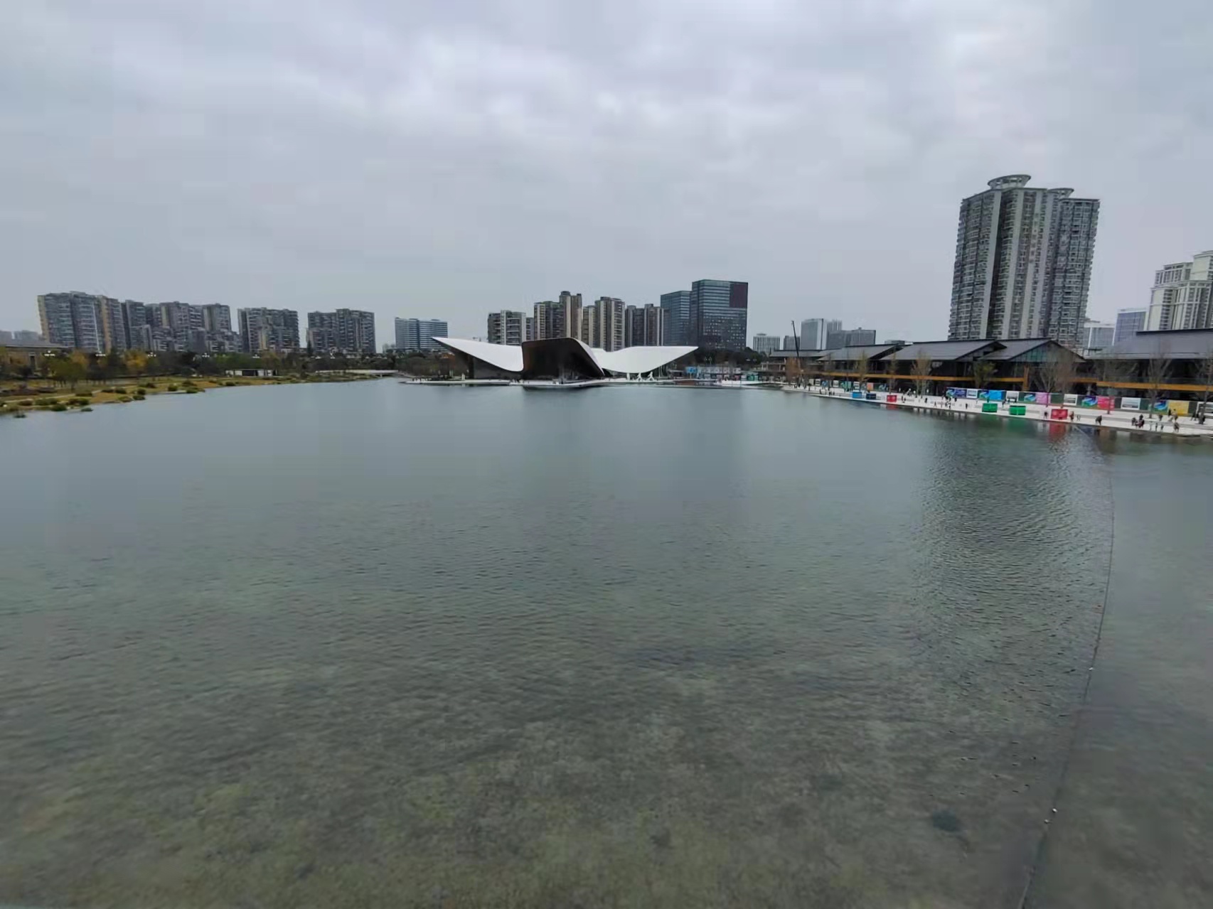 尽管冬天比较冷，还是要出去逛一逛